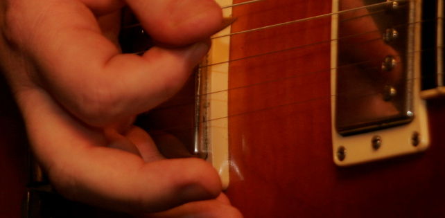 foto: kitarrimängija käsi