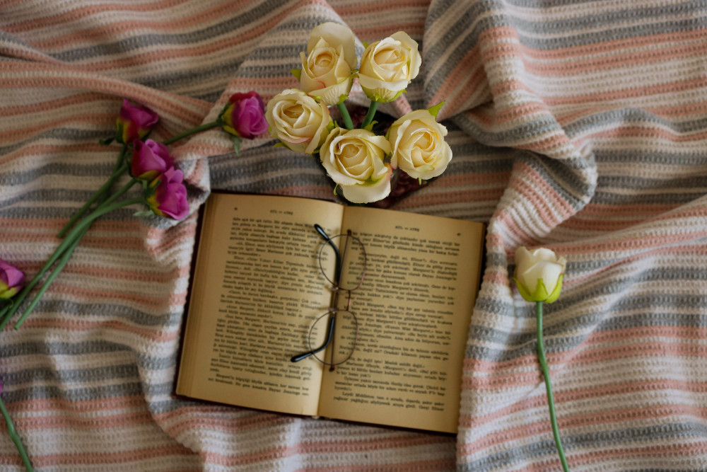 lahtisel raamatul prillid ja lilled
