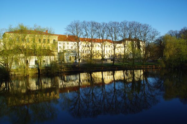 linnaraamatukogu üle emajõe