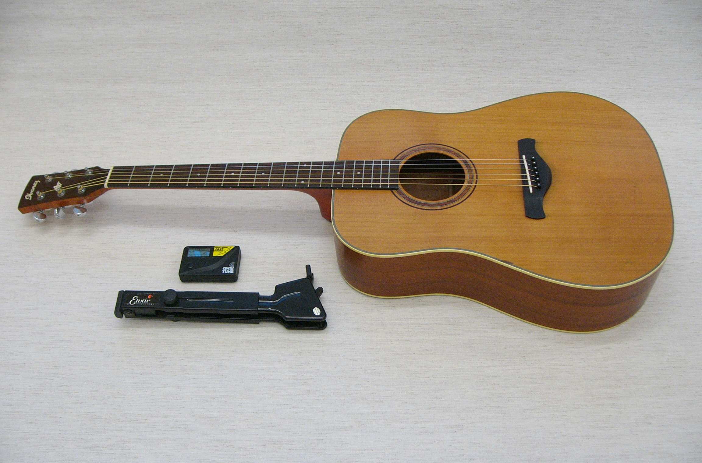 Akustiline kitarr metallkeeltega Ibanez