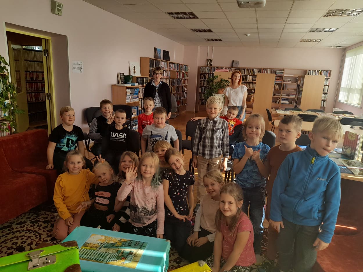 children in ilmatsalu library