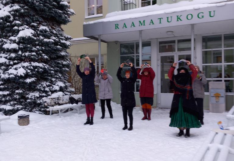 foto: raamatukoguhoidjad tantsivad raamatud peos